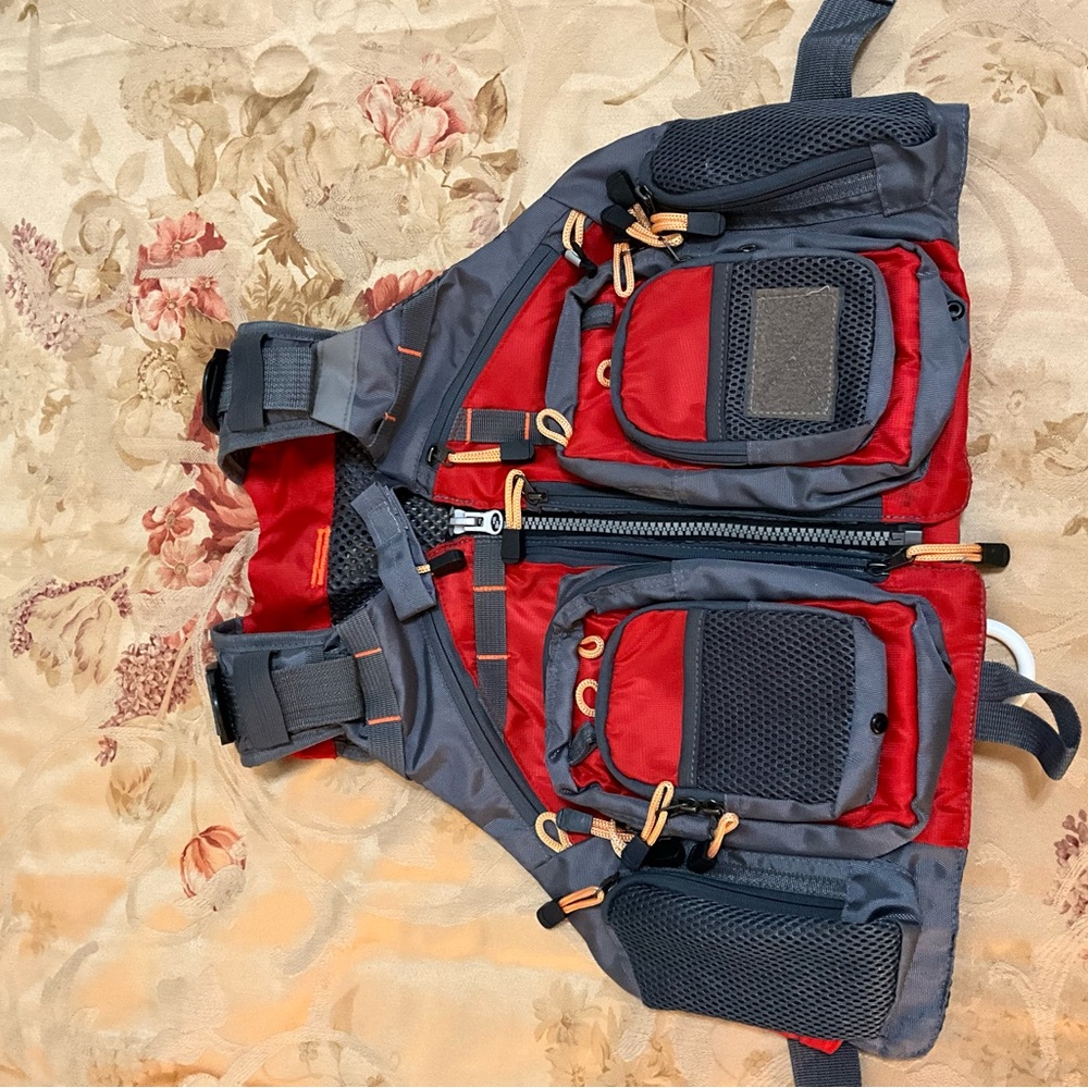 Fly fishing hunting vest! EXCELLENT CONDITION Adjustment-able/custom sizing! - Picture 16 of 16